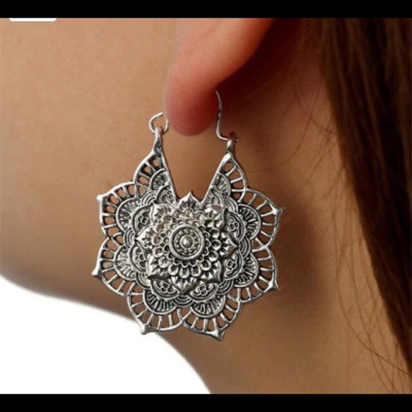 Jewelry - ❤️Gorgeous vintage silver flower mandala drop ear